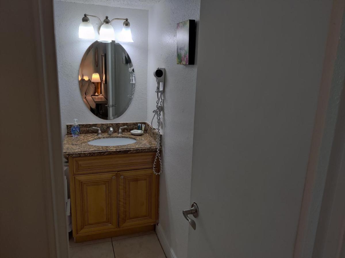 Centauri Vacation Rentals Beautiful 2-Bedroom Condo, Near All Orlando Attractions, Free Parking & Wi-Fi, King Bed Экстерьер фото